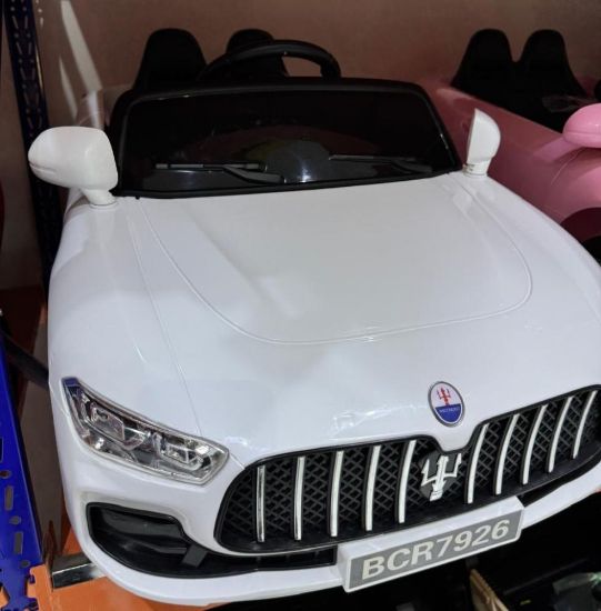 صورة سيارة Maserati للأطفال مع مقعدين مريحين